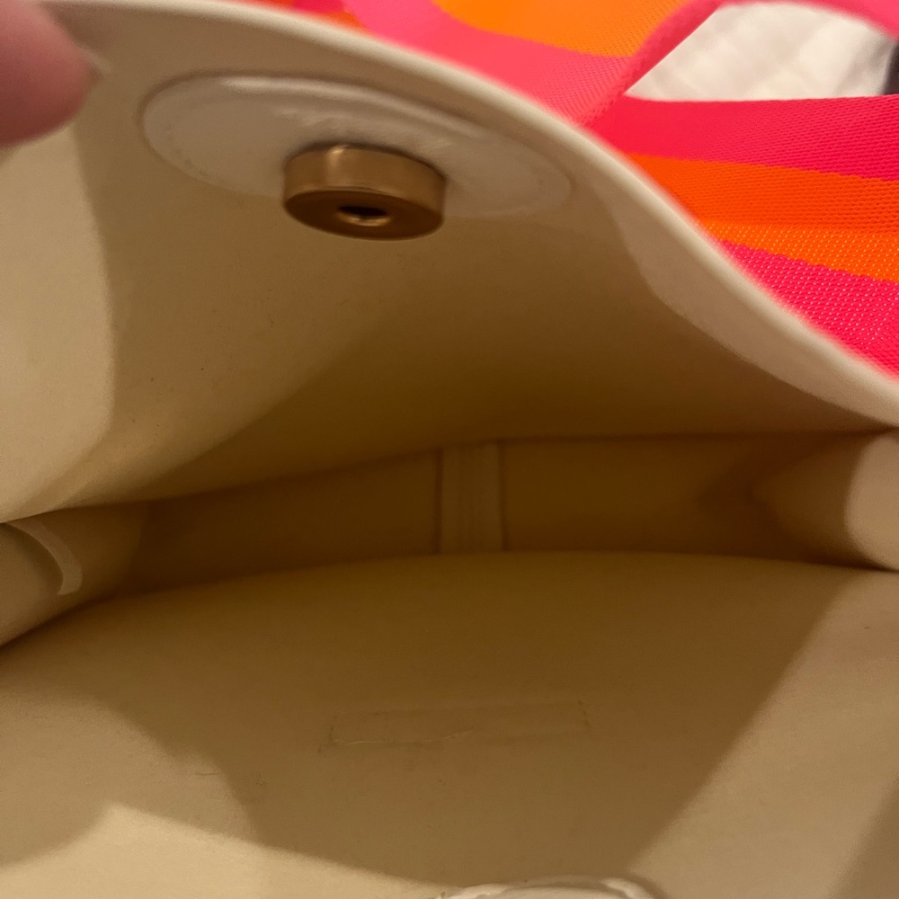 Chic White Shoulder Bag with Vibrant pink Strap - Picture 6 of 7